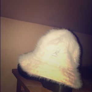 Kangol angora blend size medium winter white